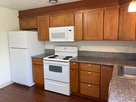 Village Park Apartments in Springfield, OR - Building Photo