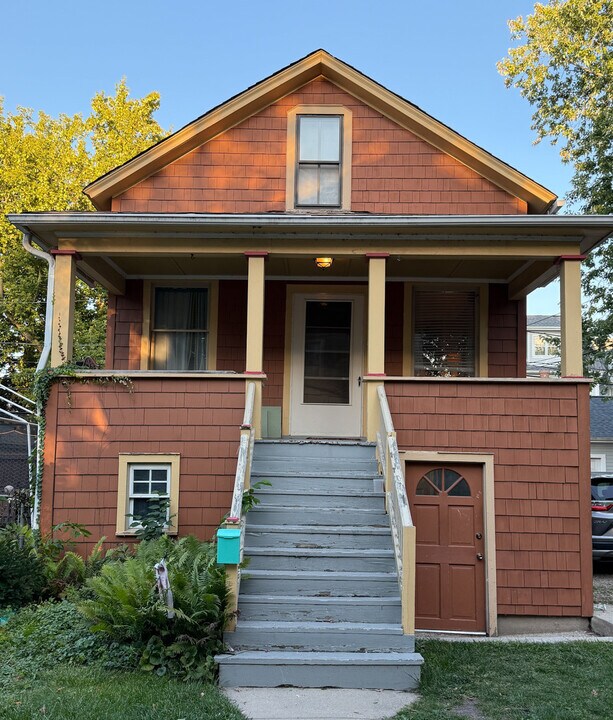 1421 Dewey Ave in Evanston, IL - Building Photo