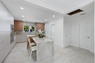 5211 Granada Blvd in Coral Gables, FL - Foto de edificio - Building Photo