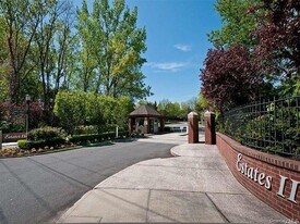 91 Duck Pond Dr in Manhasset, NY - Building Photo