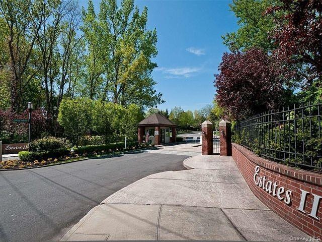 property at 91 Duck Pond Dr