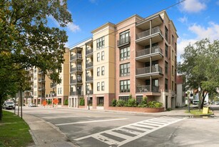 33 Calhoun St in Charleston, SC - Building Photo