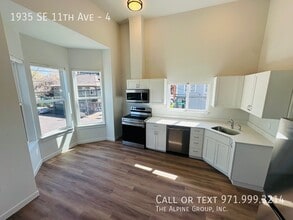 1935 SE 11th Ave in Portland, OR - Building Photo - Building Photo