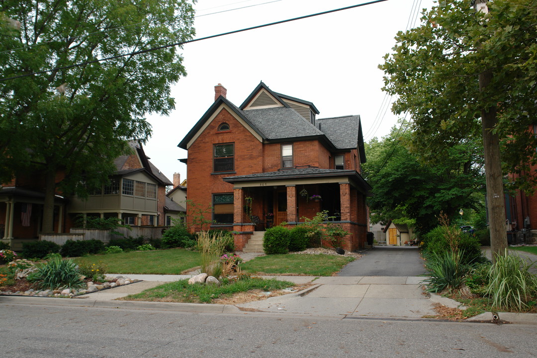 307 N Sycamore St in Lansing, MI - Building Photo