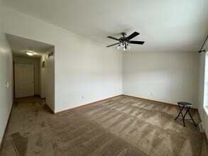 317 Terrace Dr in Brookfield, WI - Foto de edificio - Building Photo