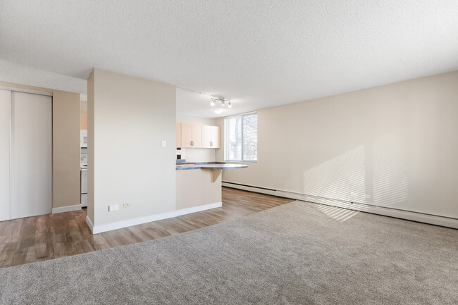 11147 Whyte Ave NW in Edmonton, AB - Building Photo - Building Photo