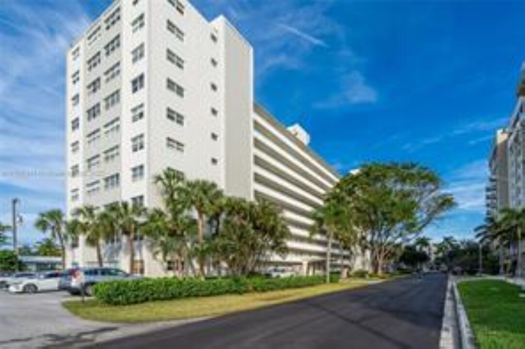 2555 NE 11th St, Unit 207 in Fort Lauderdale, FL - Foto de edificio