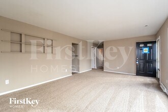 649 Village Square Dr in Hazelwood, MO - Foto de edificio - Building Photo