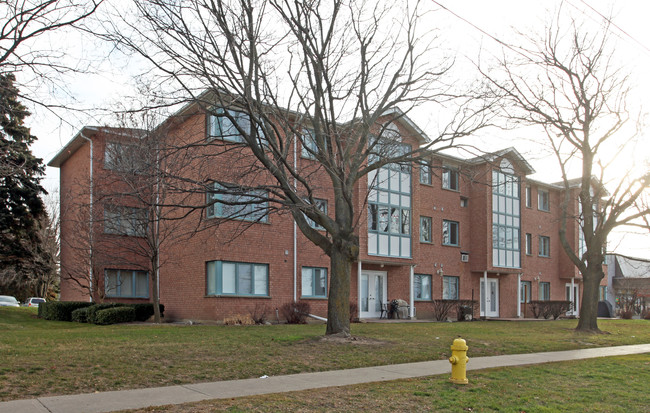 Rosslyn Arms in Oshawa, ON - Building Photo - Building Photo