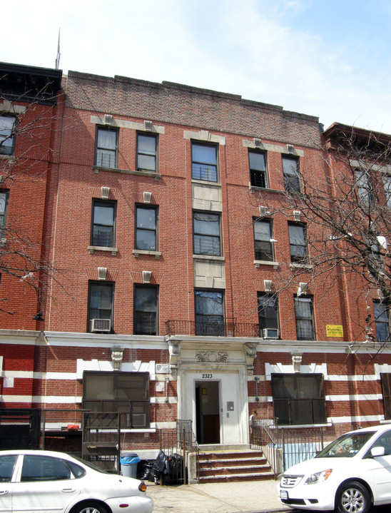 2323 Crotona Ave in Bronx, NY - Foto de edificio