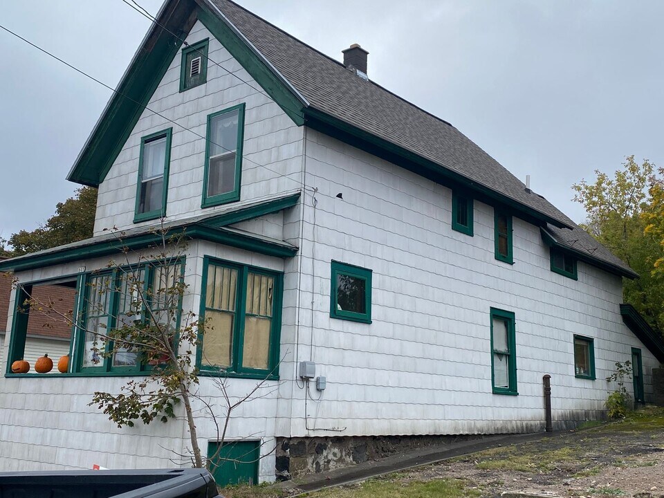 805 E Houghton Ave in Houghton, MI - Building Photo