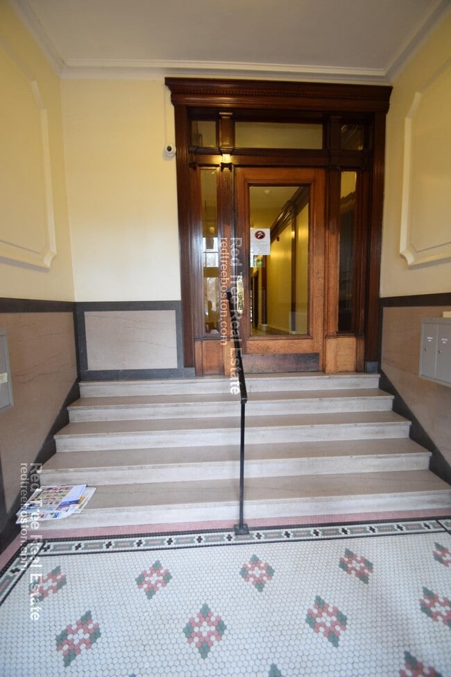 25 Park Dr, Unit 5 in Boston, MA - Foto de edificio - Building Photo