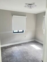 2361 SW 27th St, Unit Apt 2 in Miami, FL - Foto de edificio - Building Photo
