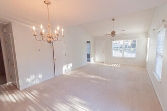 187 Madrid Dr in Murrells Inlet, SC - Foto de edificio - Building Photo