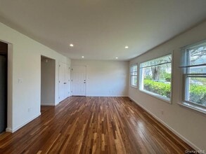 35 Dunes Ln in Port Washington, NY - Building Photo - Building Photo