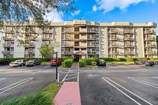 2771 Riverside Dr in Coral Springs, FL - Building Photo