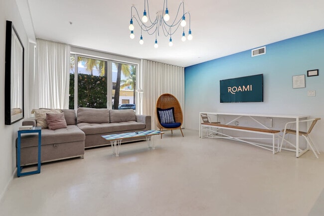 250 Collins Ave in Miami Beach, FL - Building Photo - Building Photo