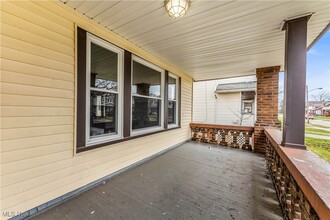 10106 Greenview Ave in Garfield Heights, OH - Foto de edificio - Building Photo