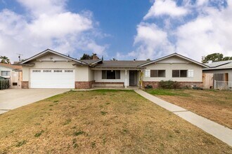 3825 Bianchi Way in Bakersfield, CA - Foto de edificio - Building Photo