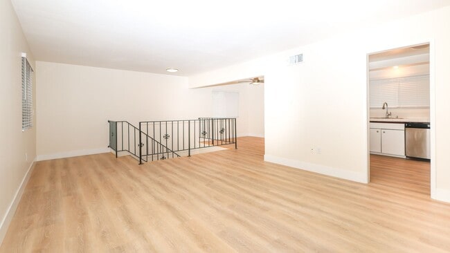 563 S Fashion Park St in Orange, CA - Building Photo - Building Photo