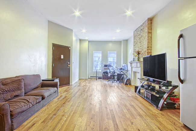 148 Cornelia St in Brooklyn, NY - Building Photo - Building Photo