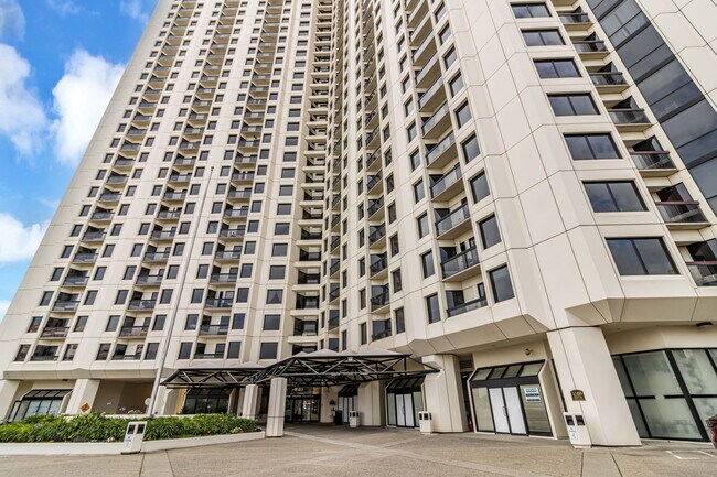 6363 Christie Ave, Unit 823 in Emeryville, CA - Foto de edificio - Building Photo