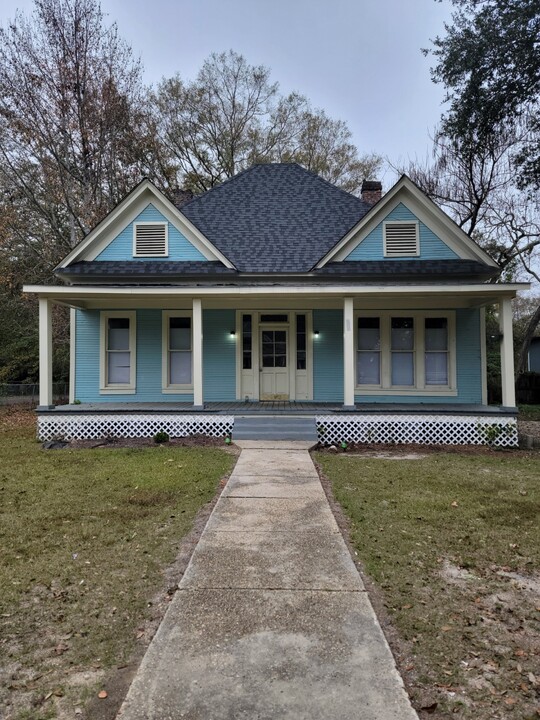 110 E 8th St in Hattiesburg, MS - Building Photo