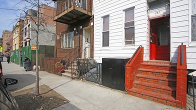 157 Lorimer St in Brooklyn, NY - Building Photo - Building Photo