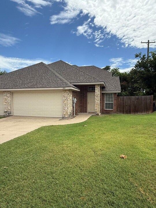 202 Rentz Place Cir in Weatherford, TX - Building Photo