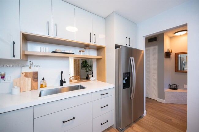 1000 NE 14th Ave in Hallandale Beach, FL - Building Photo - Building Photo
