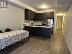 10 S Creek Dr in Kitchener, ON - Building Photo