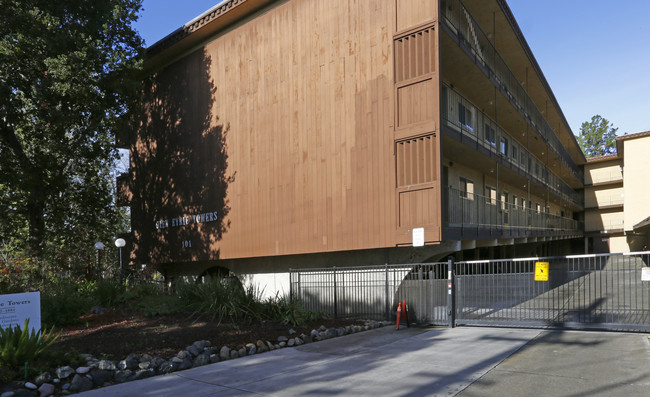 Glen Eyrie Towers Apartments in San Jose, CA - Foto de edificio - Building Photo