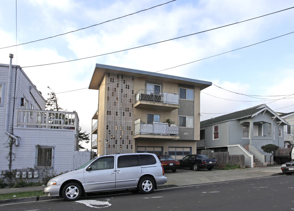 207 Aspen Ave in South San Francisco, CA - Foto de edificio