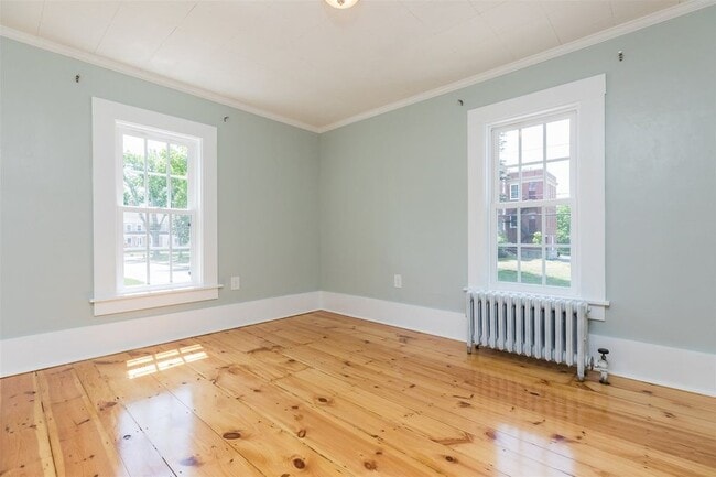 38 Highland St, Unit Room 3 in Somersworth, NH - Foto de edificio - Building Photo