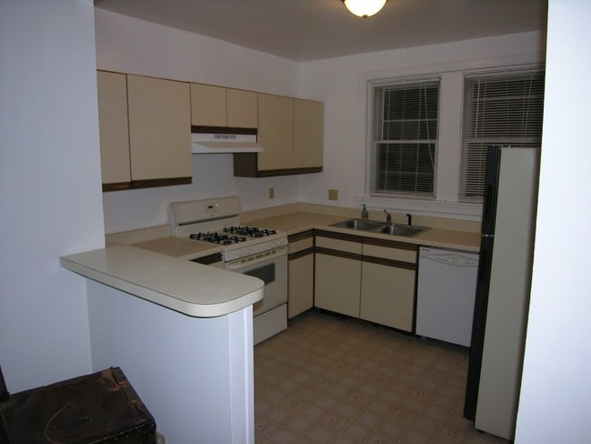 577 Green Ln in Philadelphia, PA - Foto de edificio - Building Photo