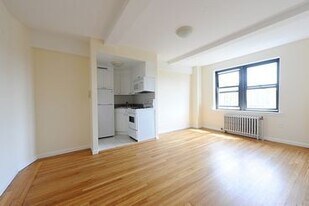 850 Amsterdam Ave, Unit 9G in New York, NY - Building Photo