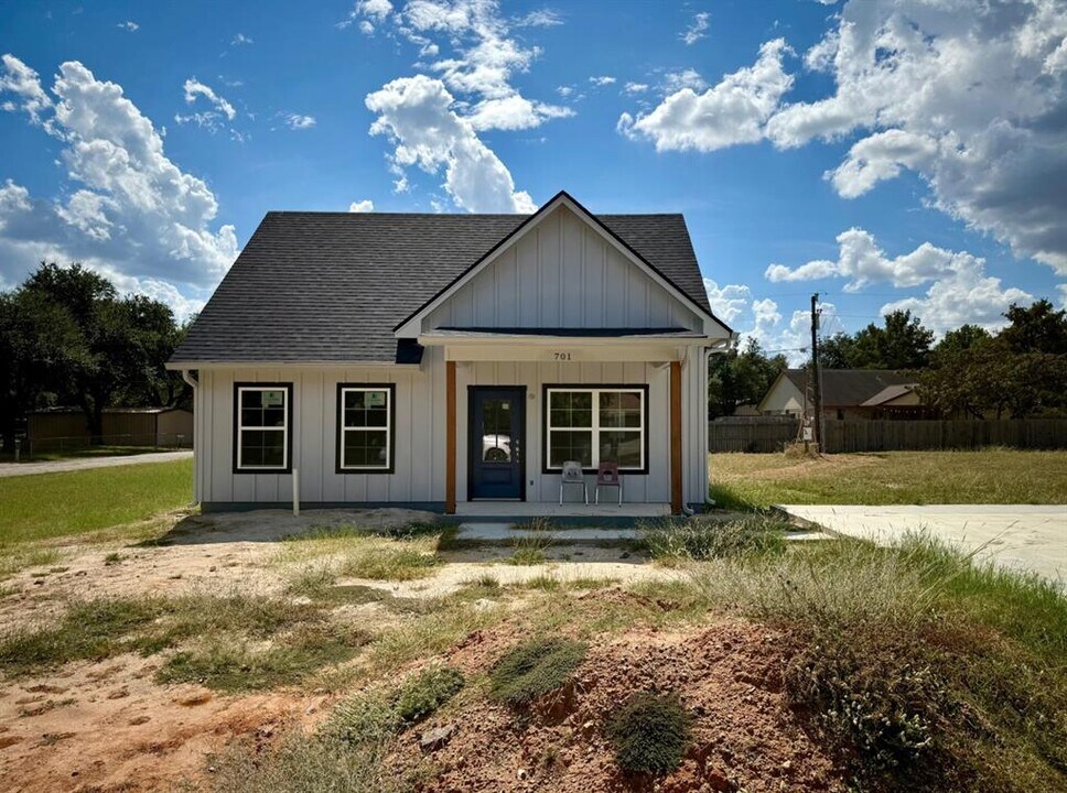 701 W 26th St in Cameron, TX - Building Photo