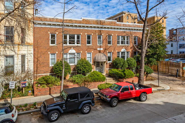 1715 Swann St Nw in Washington, DC - Foto de edificio - Building Photo