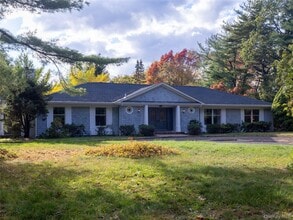 11 Geralind Dr in Syosset, NY - Building Photo - Building Photo