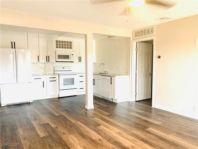 595 S Royal Crest Cir in Las Vegas, NV - Building Photo - Building Photo