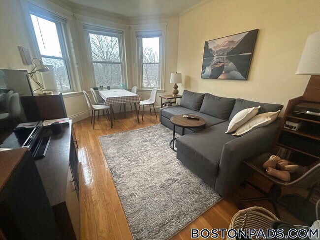 100 Queensberry St