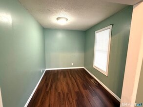 42 Wells Ave in Shelton, CT - Building Photo - Building Photo