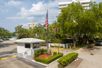 Commodore Club East in Key Biscayne, FL - Building Photo - Building Photo