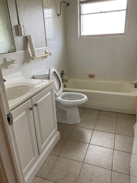 9805 Duke Dr in St. Louis, MO - Building Photo
