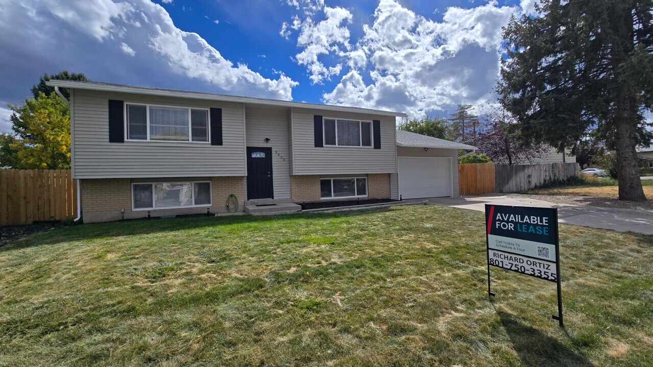 3933 W Tuscaloosa Way in West Jordan, UT - Building Photo