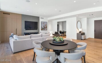 6302 E Camelback Rd in Scottsdale, AZ - Foto de edificio - Building Photo