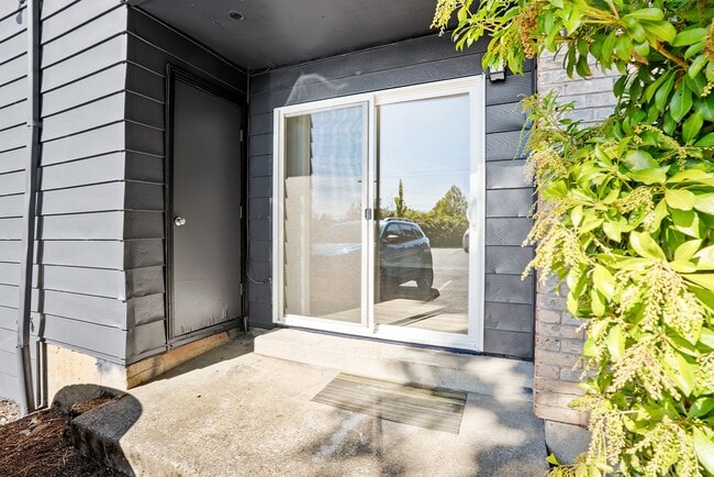 Royal Pines in Beaverton, OR - Building Photo - Building Photo