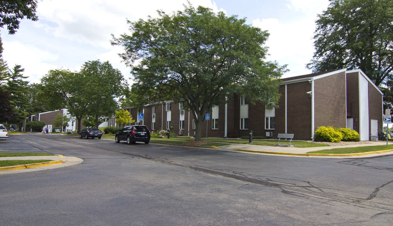 Rock Lake Manor in Lake Mills, WI - Building Photo