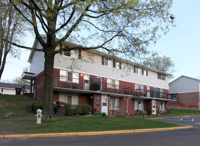 Colonial Hills Apartments in Akron, OH - Building Photo - Building Photo