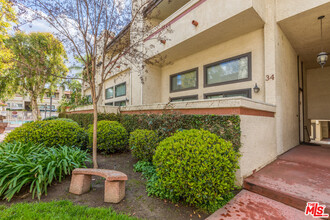 6930 De Celis Pl in Los Angeles, CA - Building Photo - Building Photo